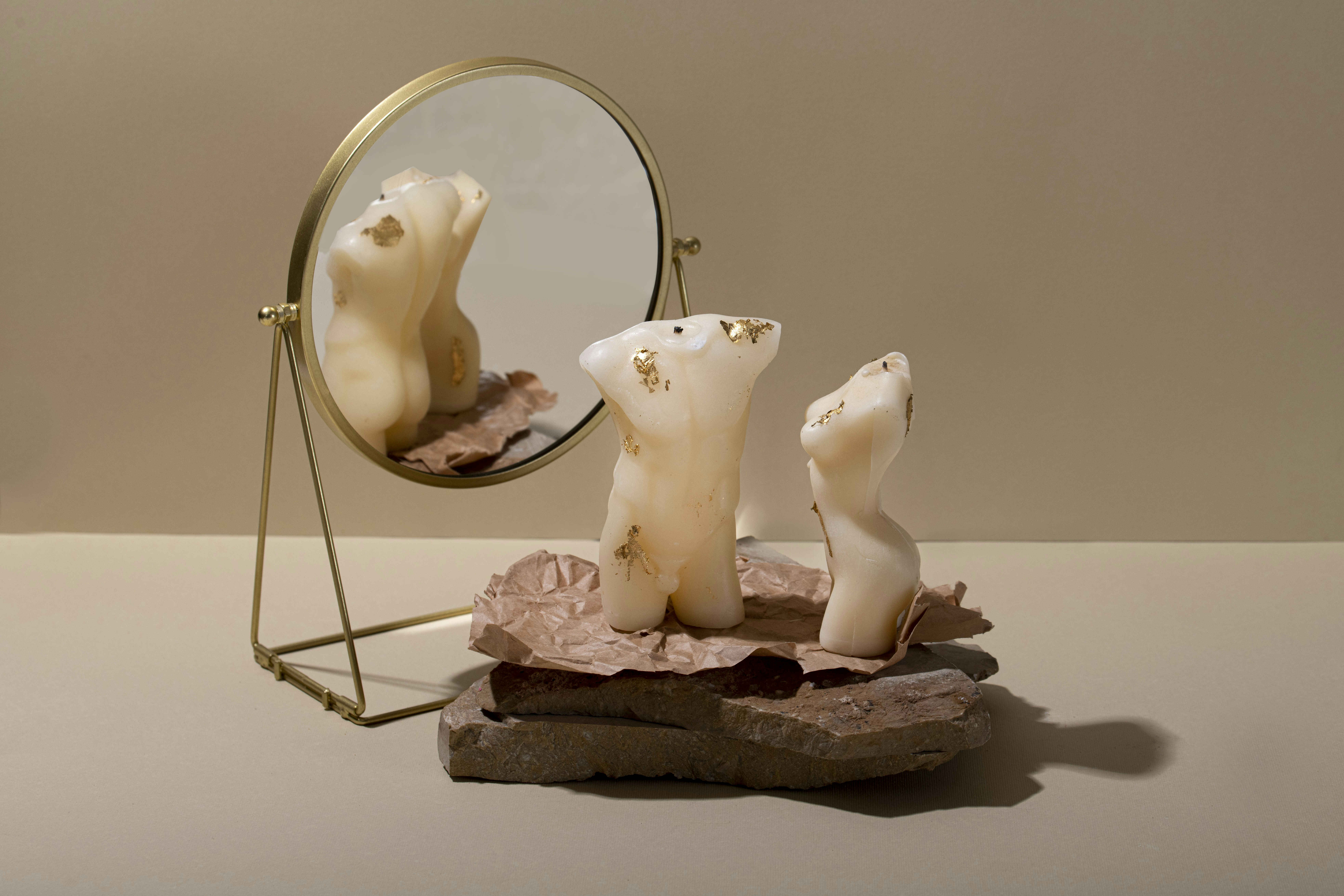 neutral tone vanity mirror, wallpaper, Transitional Vanity Mirror: Best Options for Guest Rooms 3