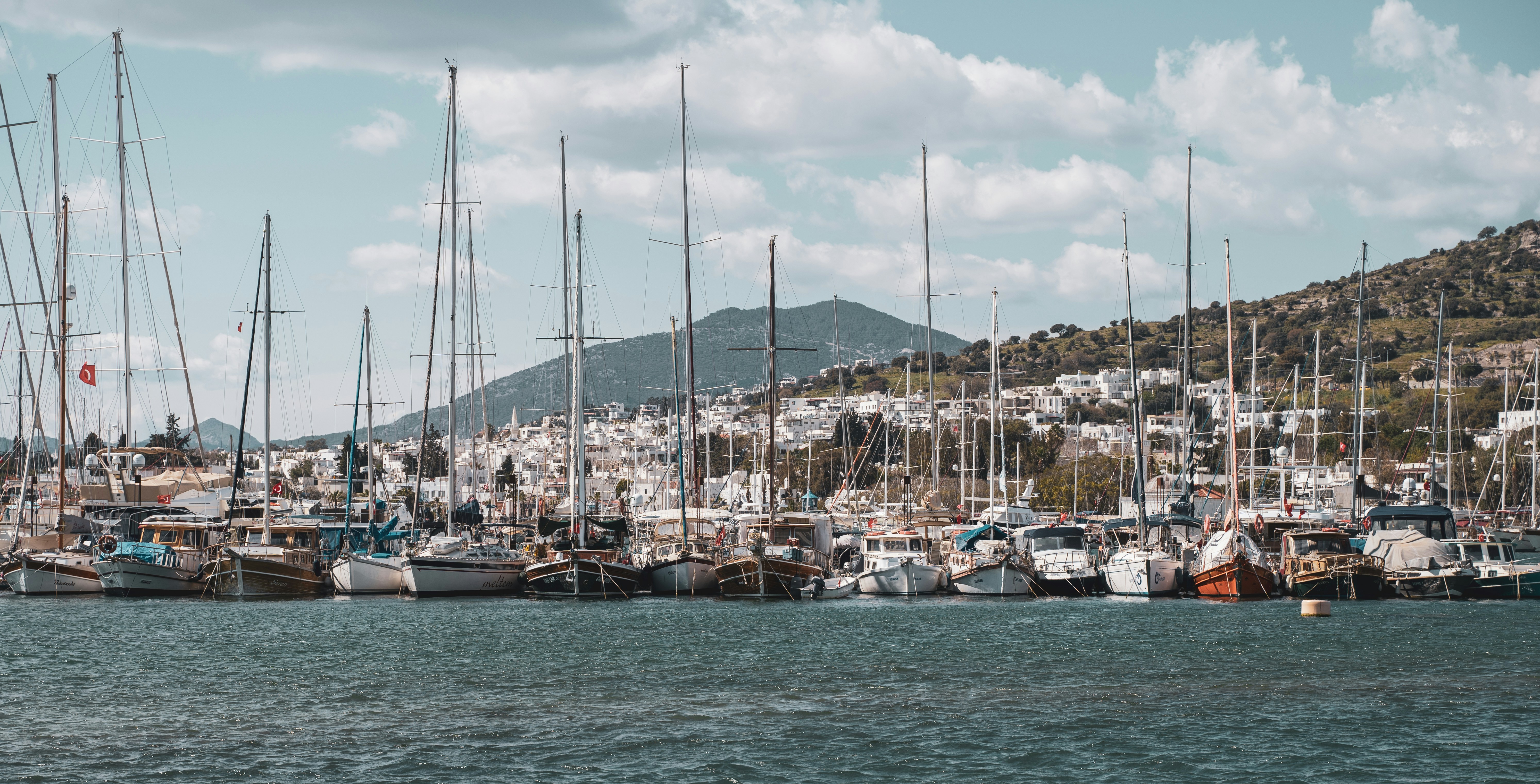 a bunch of boats that are in the water, 
