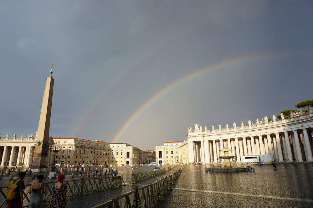Ein Regenbogen am Himmel über einer Stadt