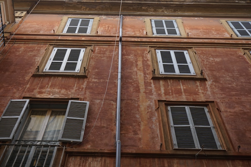 Fassadensanierung eines Mehrfamilienhauses – professionelle Modernisierung durch Scholze-Kurz & Kurz Immobilien Hausverwaltung Wiesbaden Mainz