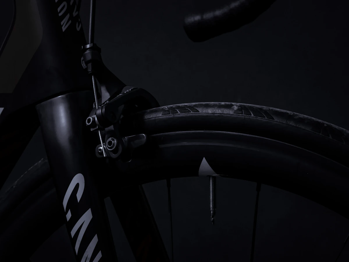 Dettaglio ravvicinato di bici da corsa in carbonio su sfondo scuro