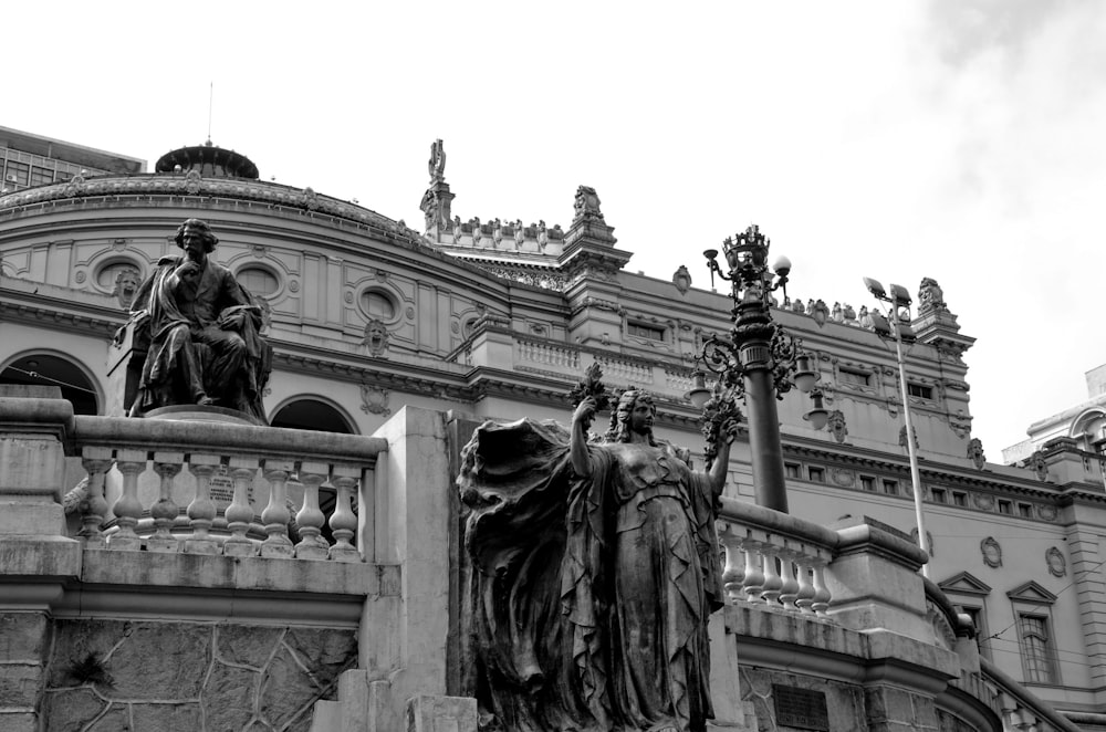 une photo en noir et blanc d’un bâtiment avec des statues