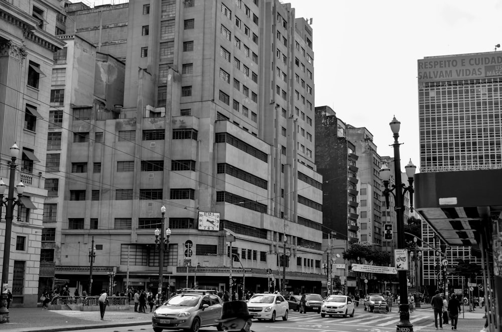 a black and white photo of a city street