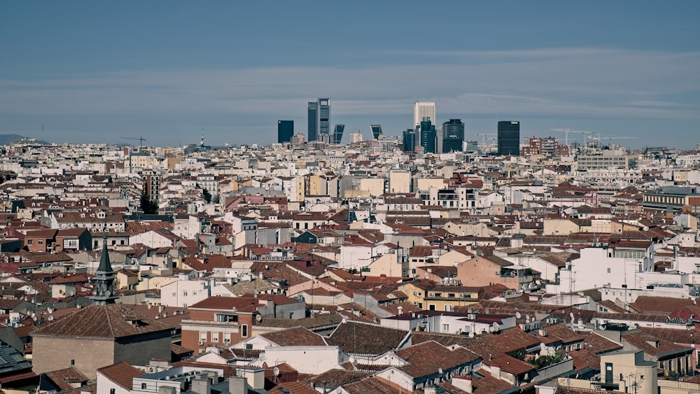 Una vista di una città con edifici alti