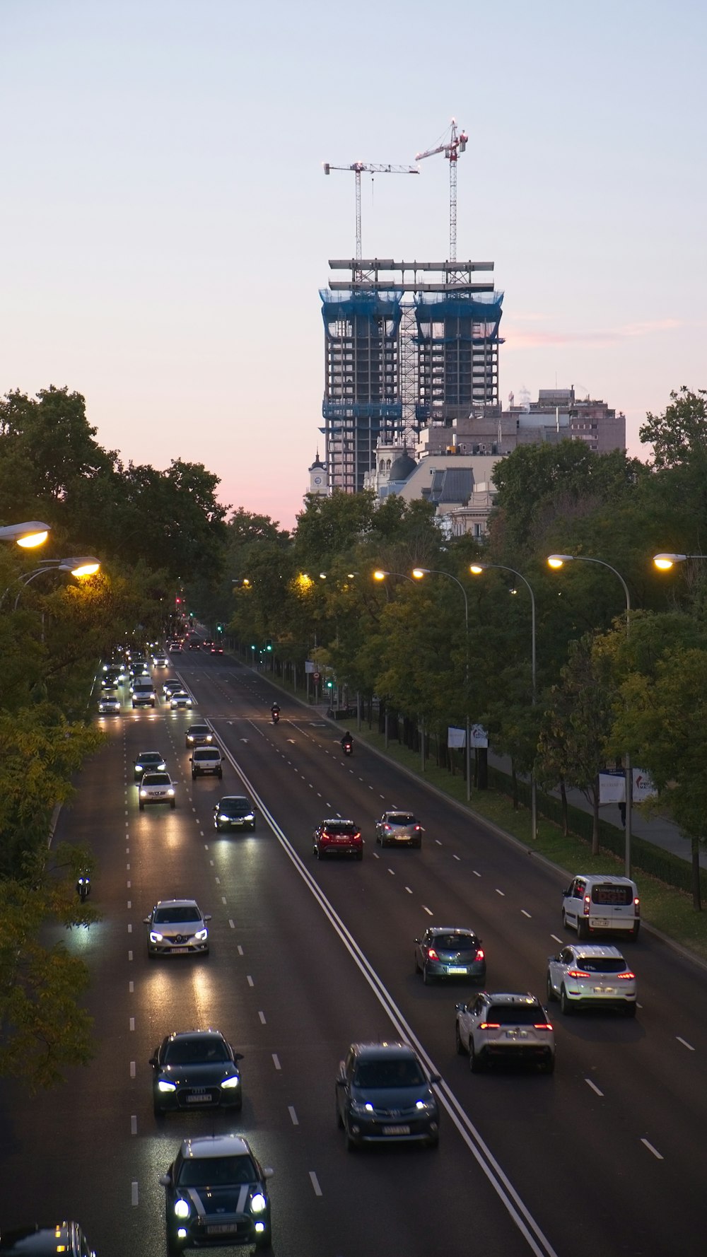 a city street filled with lots of traffic