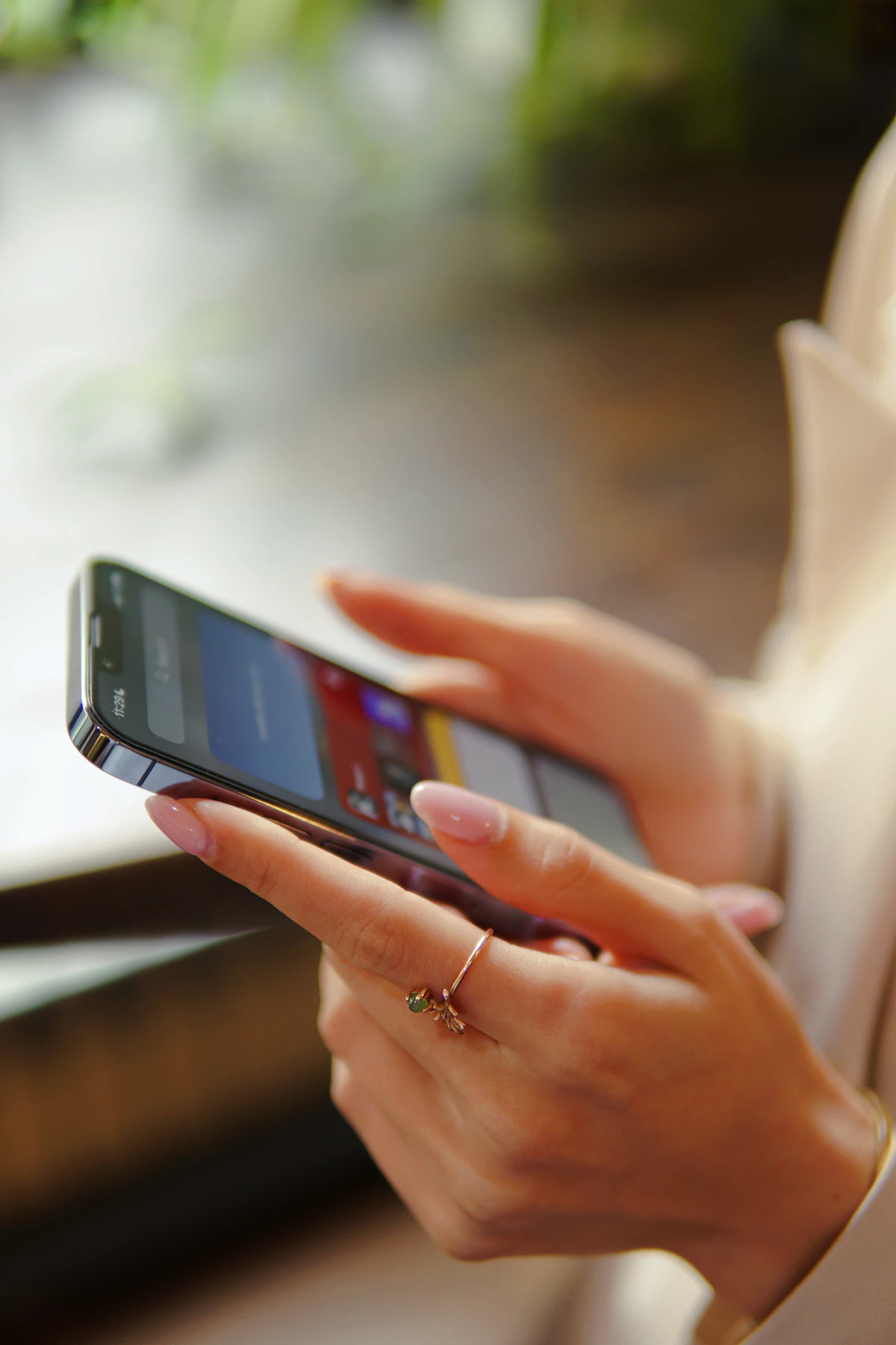 Detail ruky držící chytrý telefon při čekání na pomalé načtení mobilního webu