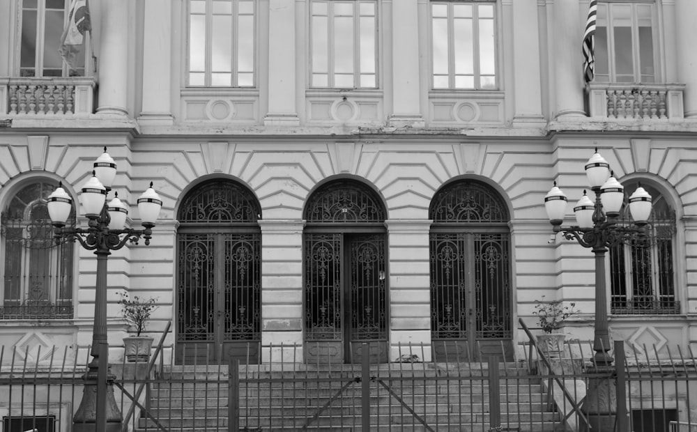 a black and white photo of a building