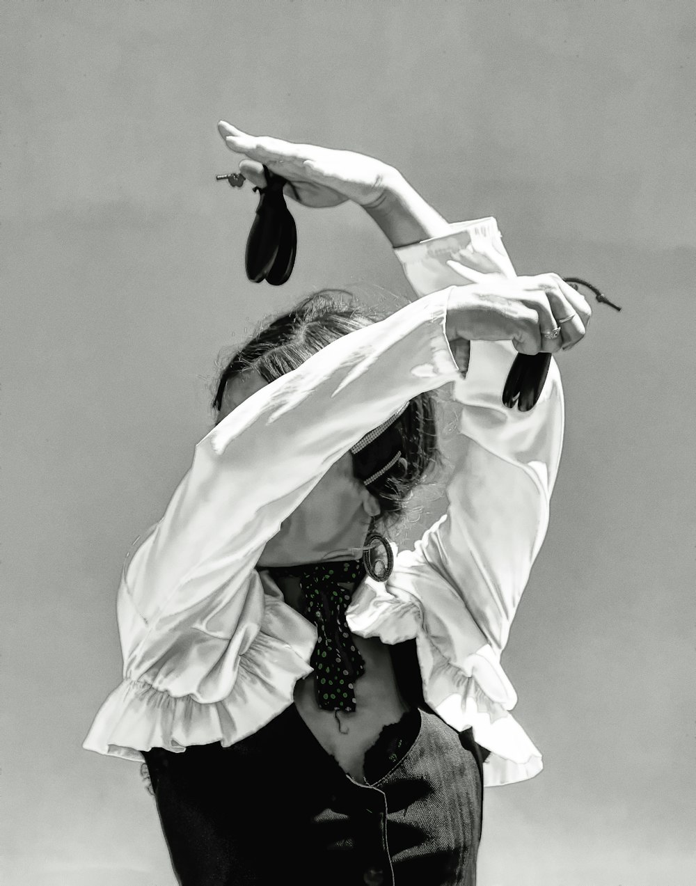 Una foto en blanco y negro de una mujer con camisa y corbata