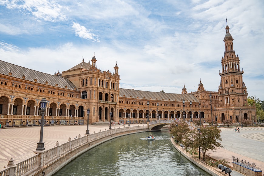 Un canale costeggia Plaza de España a Siviglia