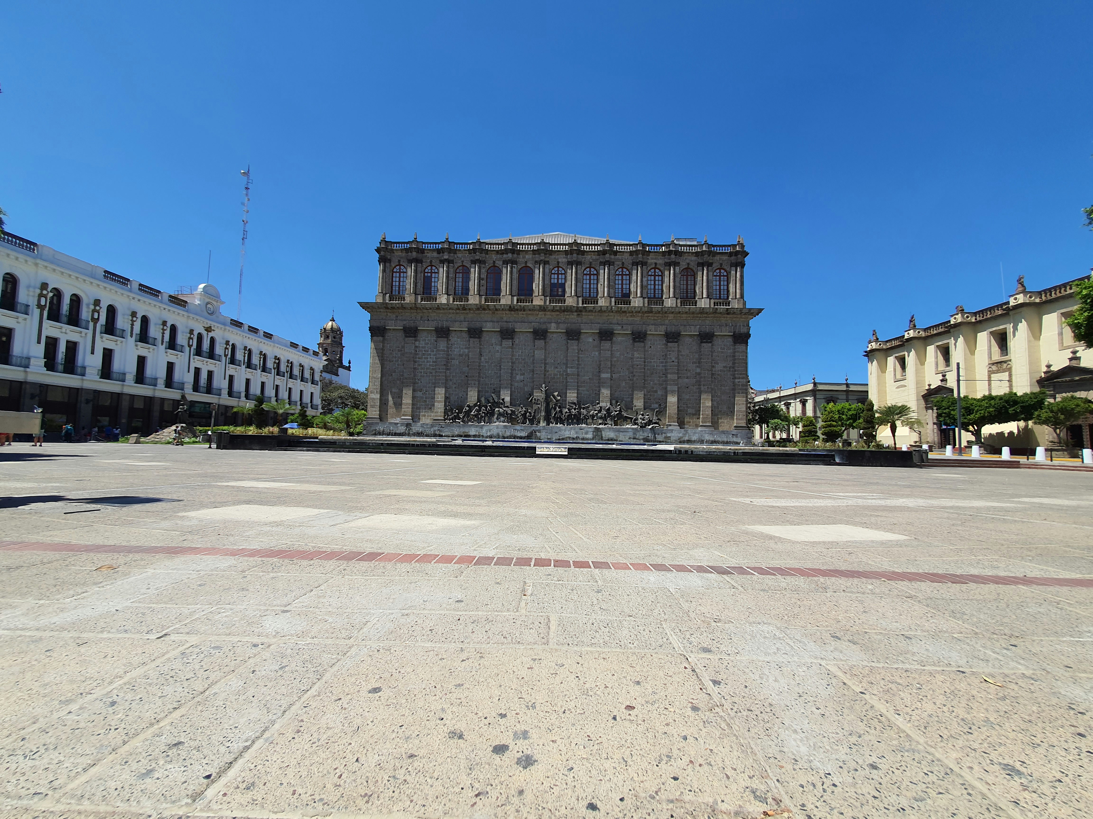 Ein leerer Platz mit einem Gebäude im Hintergrund