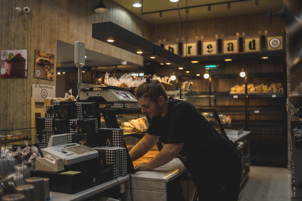 Un hombre trabajando en una máquina en una panadería