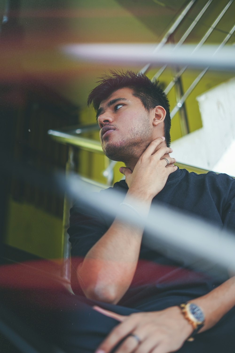 Un uomo seduto con la mano sul mento