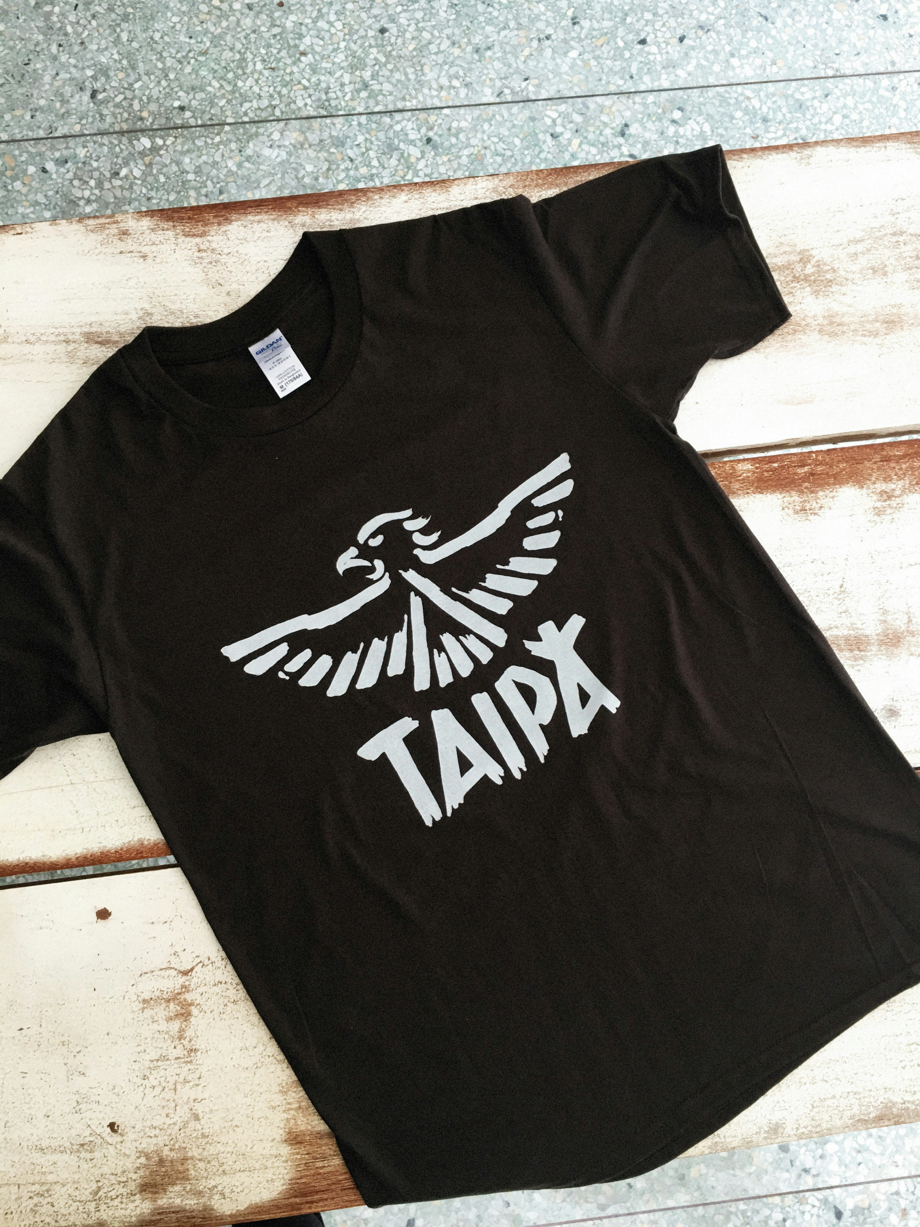 uma t-shirt preta com a palavra tapa impressa nela