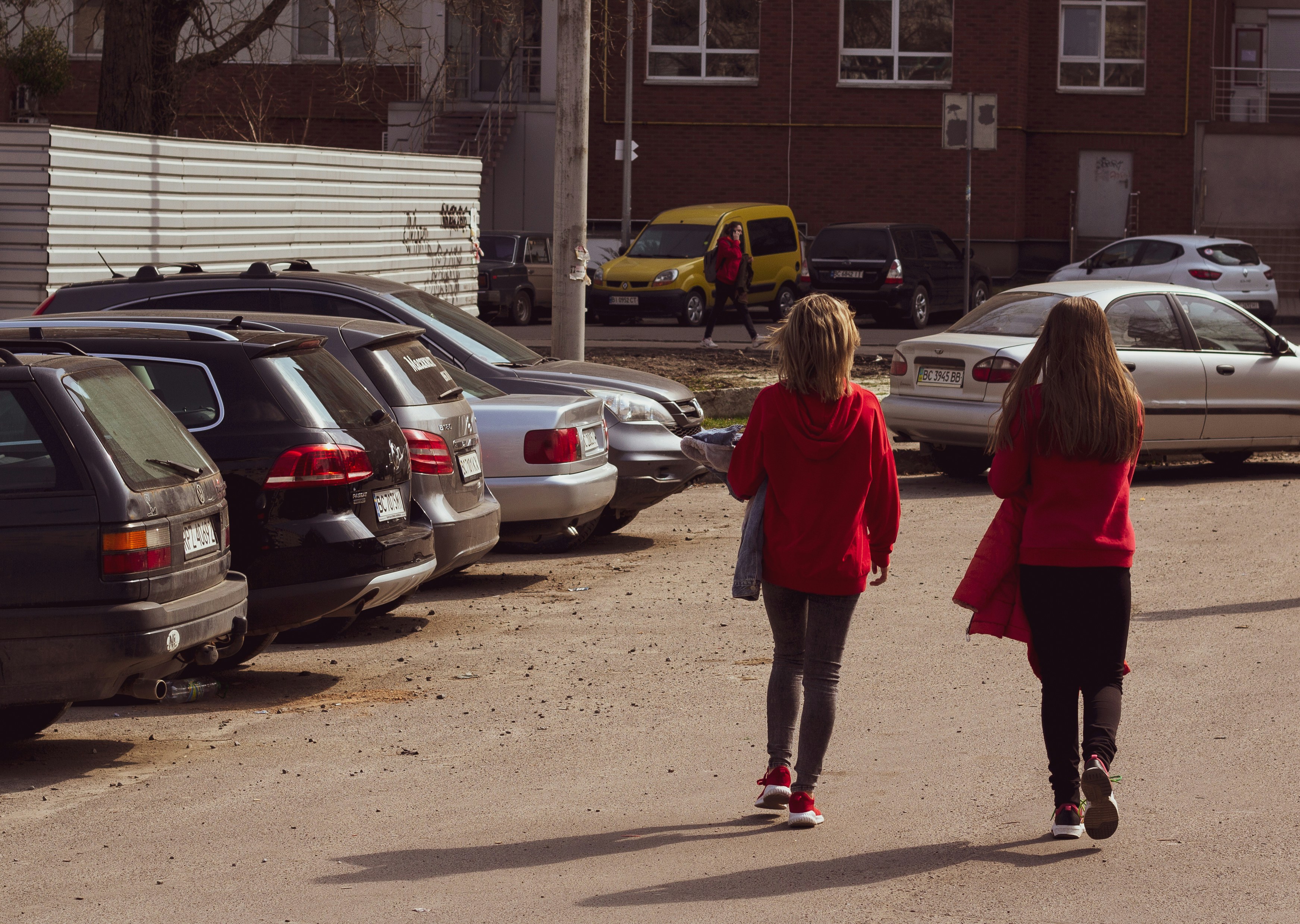 [hikaye] : Kampanya hikayesinde iki genç kız...