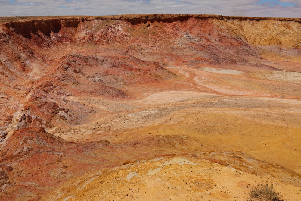 una vista di un lato di montagna molto colorato