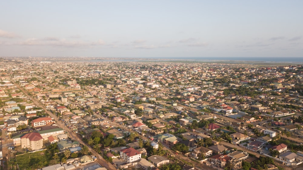 Una vista aerea di una città con molte case