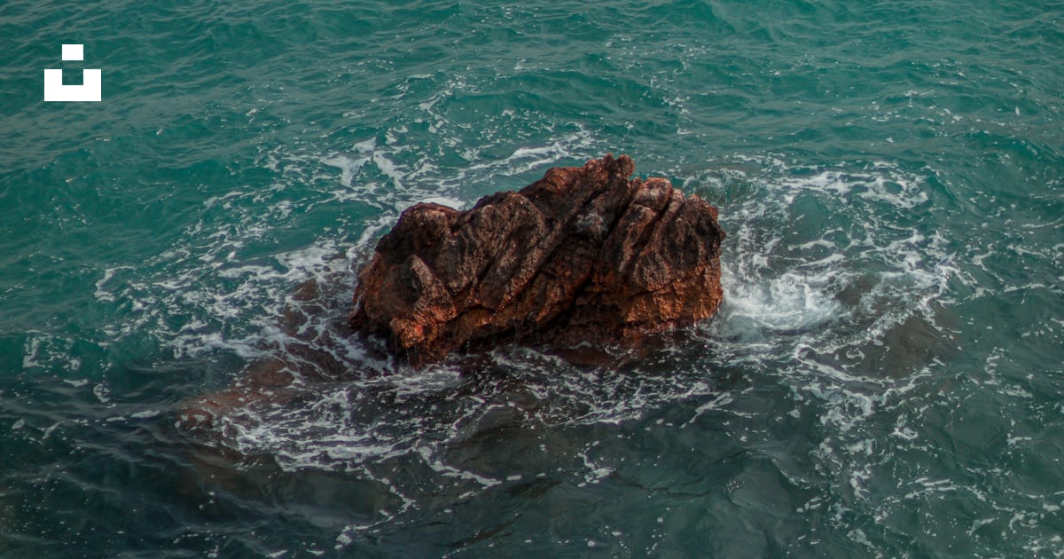 Un gros rocher au milieu de l’océan photo – Photo Océan Gratuite sur ...