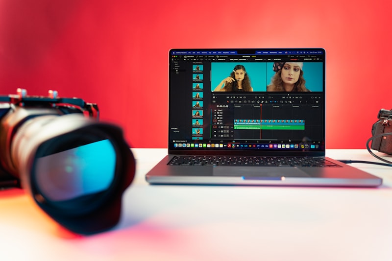 Moderní pracovní stůl s notebookem a monitorem