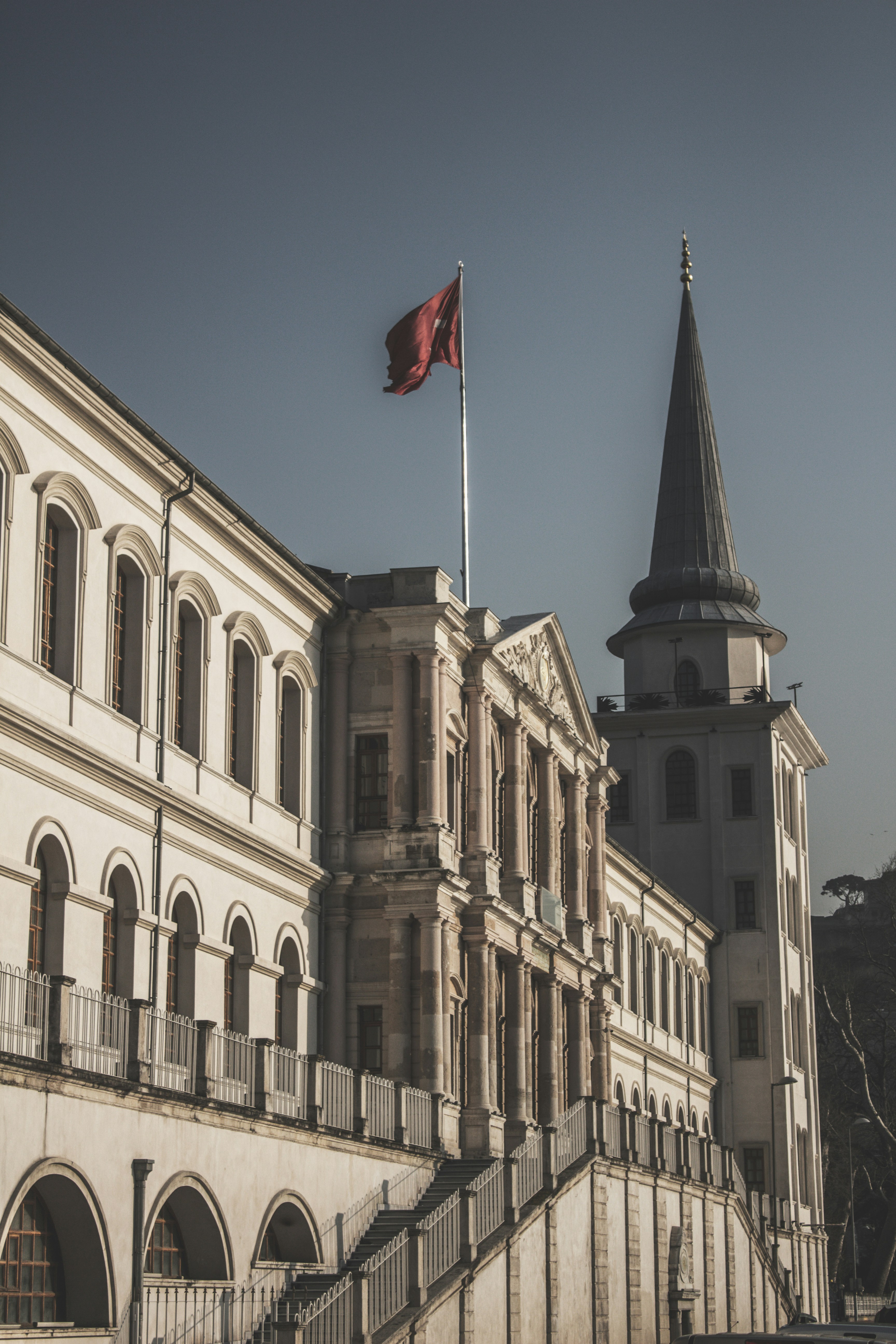 un grande edificio con una bandiera sopra di esso