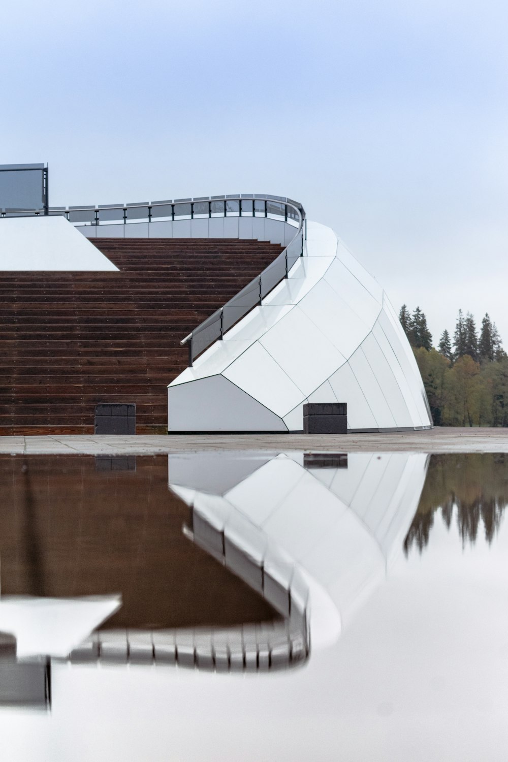 a building that is reflecting in the water