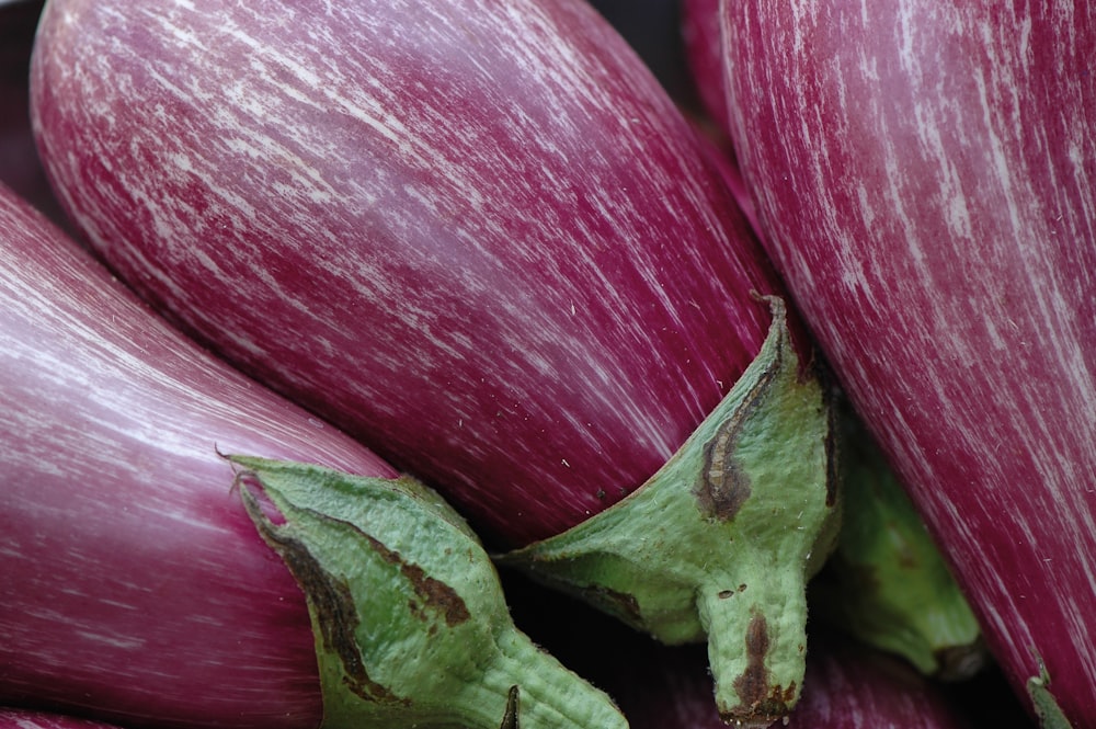 a close up of a bunch of red onions