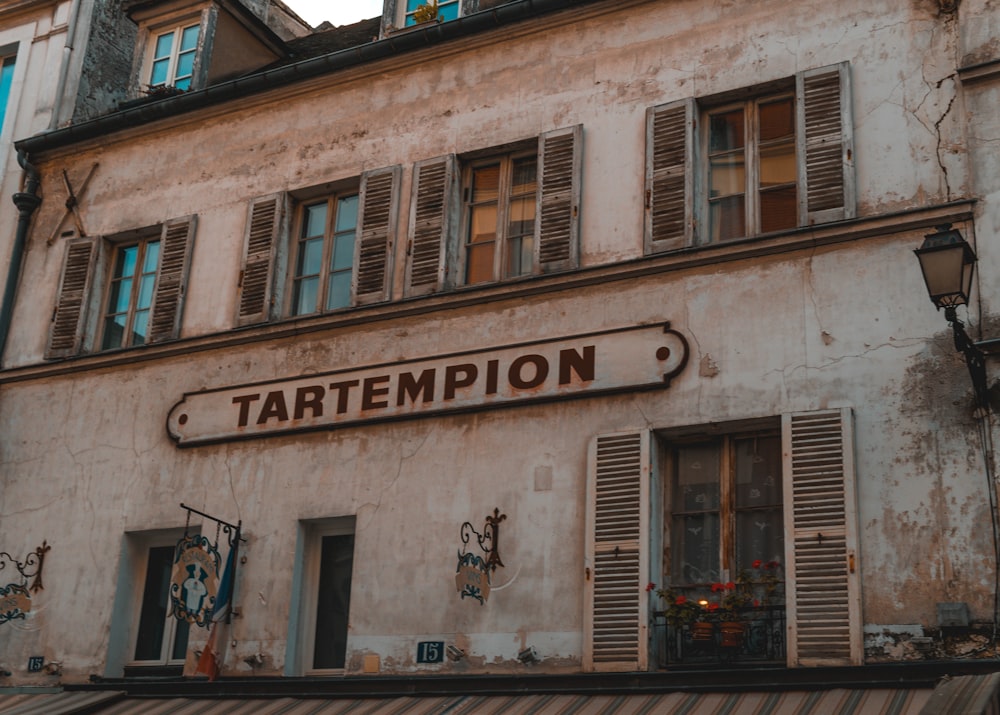 a building with a sign that says tartemption on it
