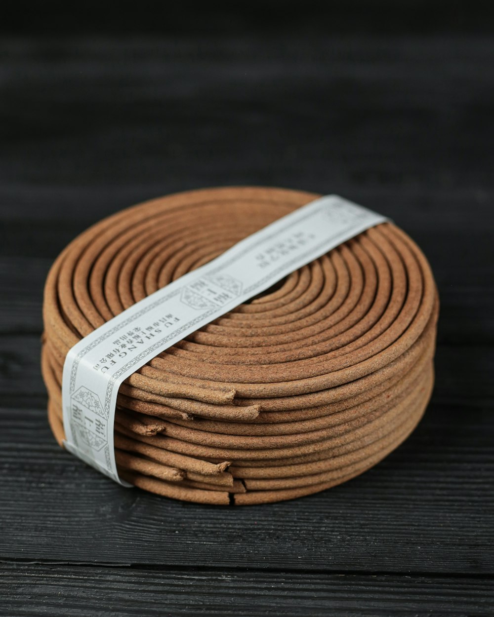 un rollo de cordón de cuero sobre una superficie de madera