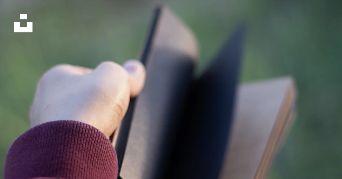 Mano Rwp Una persona sosteniendo un libro en la mano foto – Imagen de Rawalpindi ...