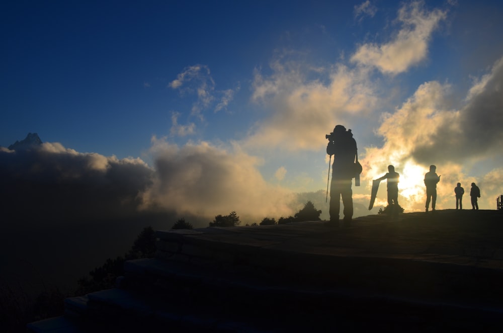 Un grupo de personas de pie en la cima de una montaña