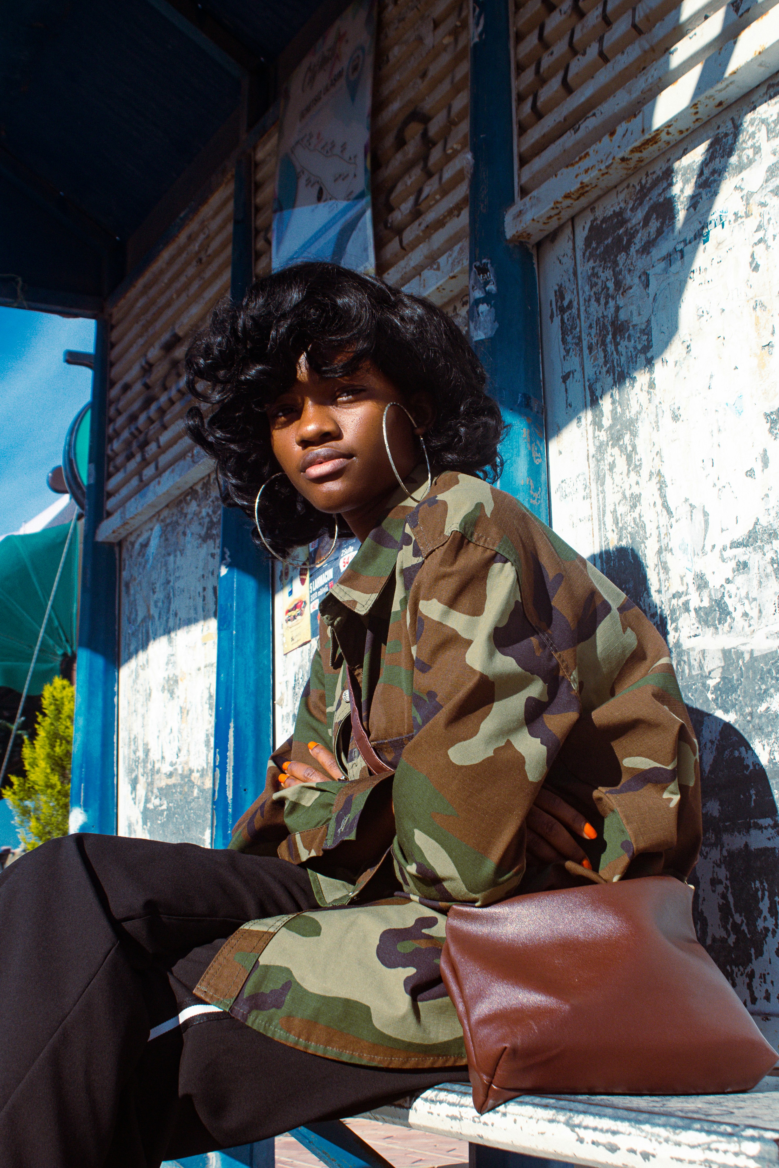 une personne debout devant un immeuble