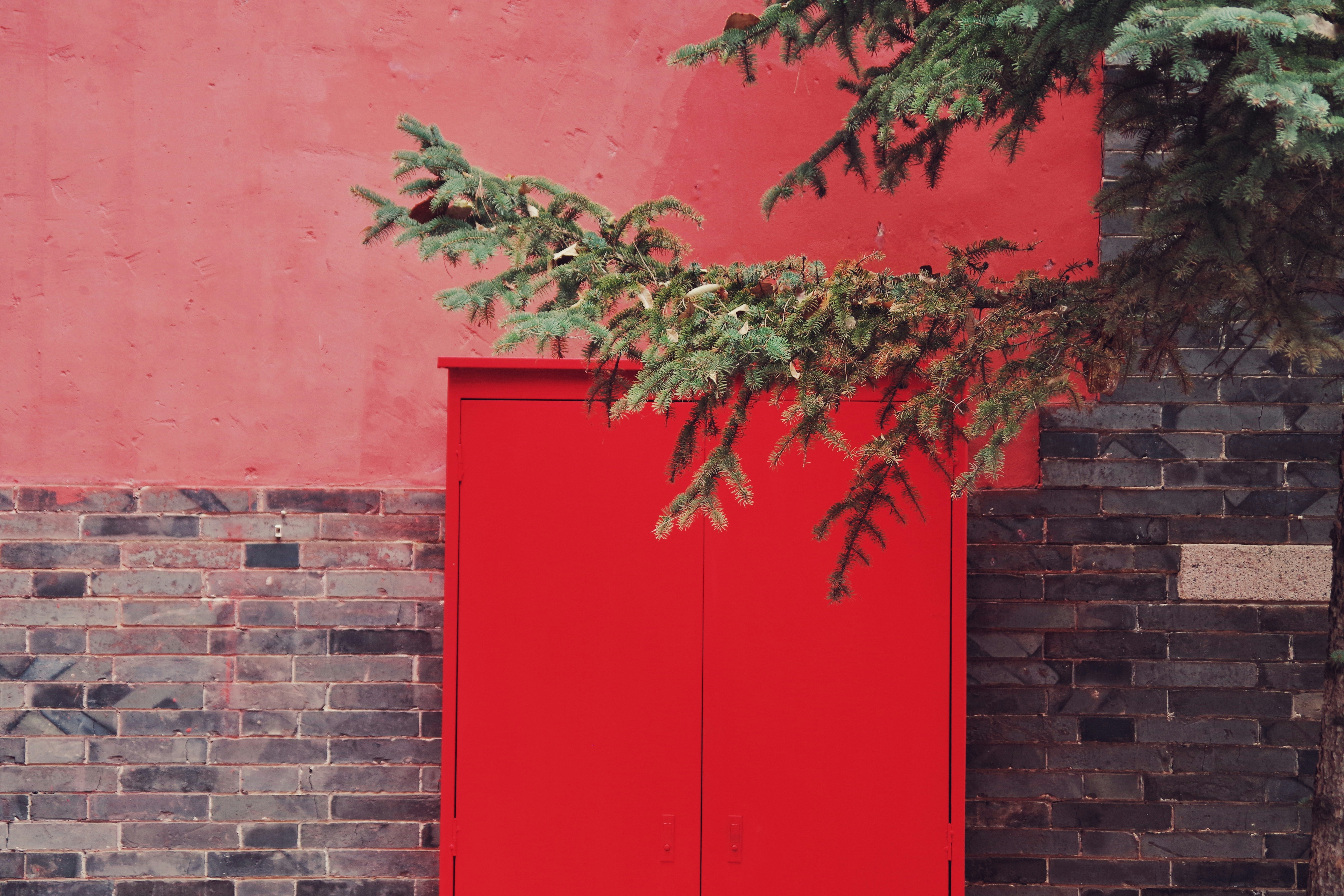 Porte rouge minimaliste