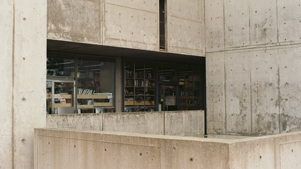 Ein Gebäude, in dem sich ein Haufen Bücher befindet
