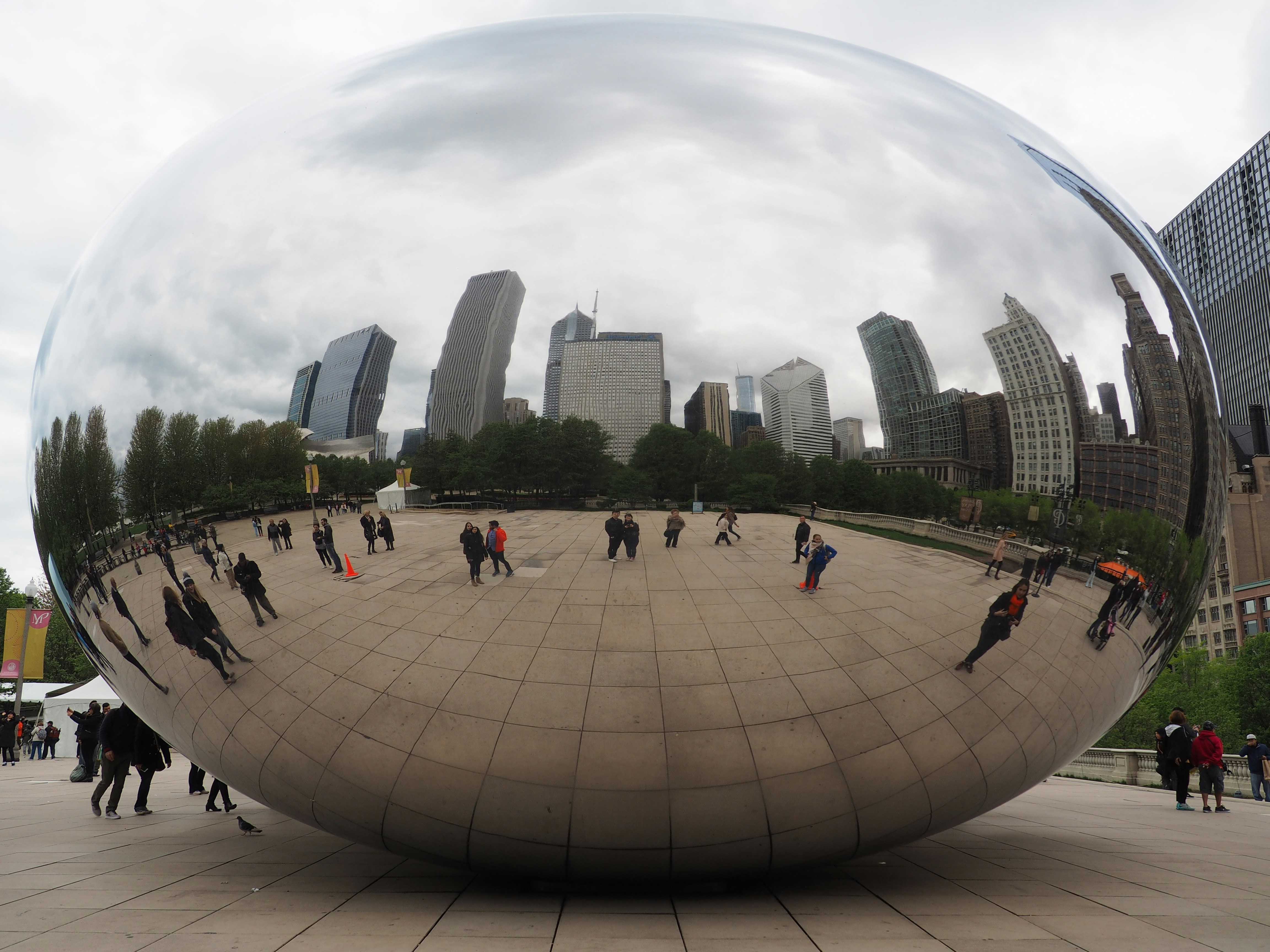 una grande palla a specchio seduta nel mezzo di un parco