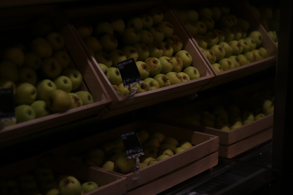 un bouquet de boîtes de pommes dans un magasin