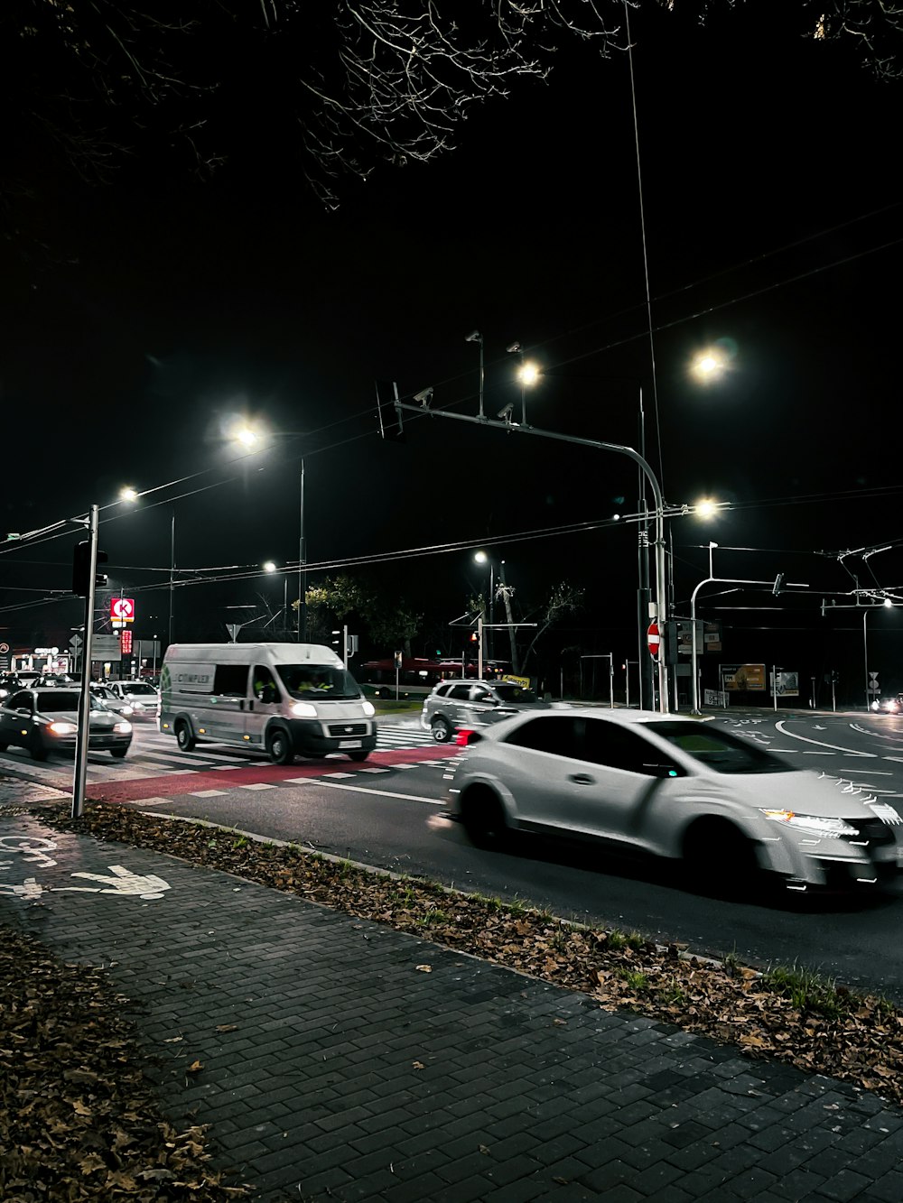 Una strada cittadina piena di molto traffico di notte