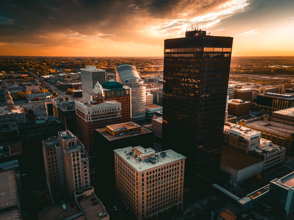 Una vista aérea de una ciudad al atardecer