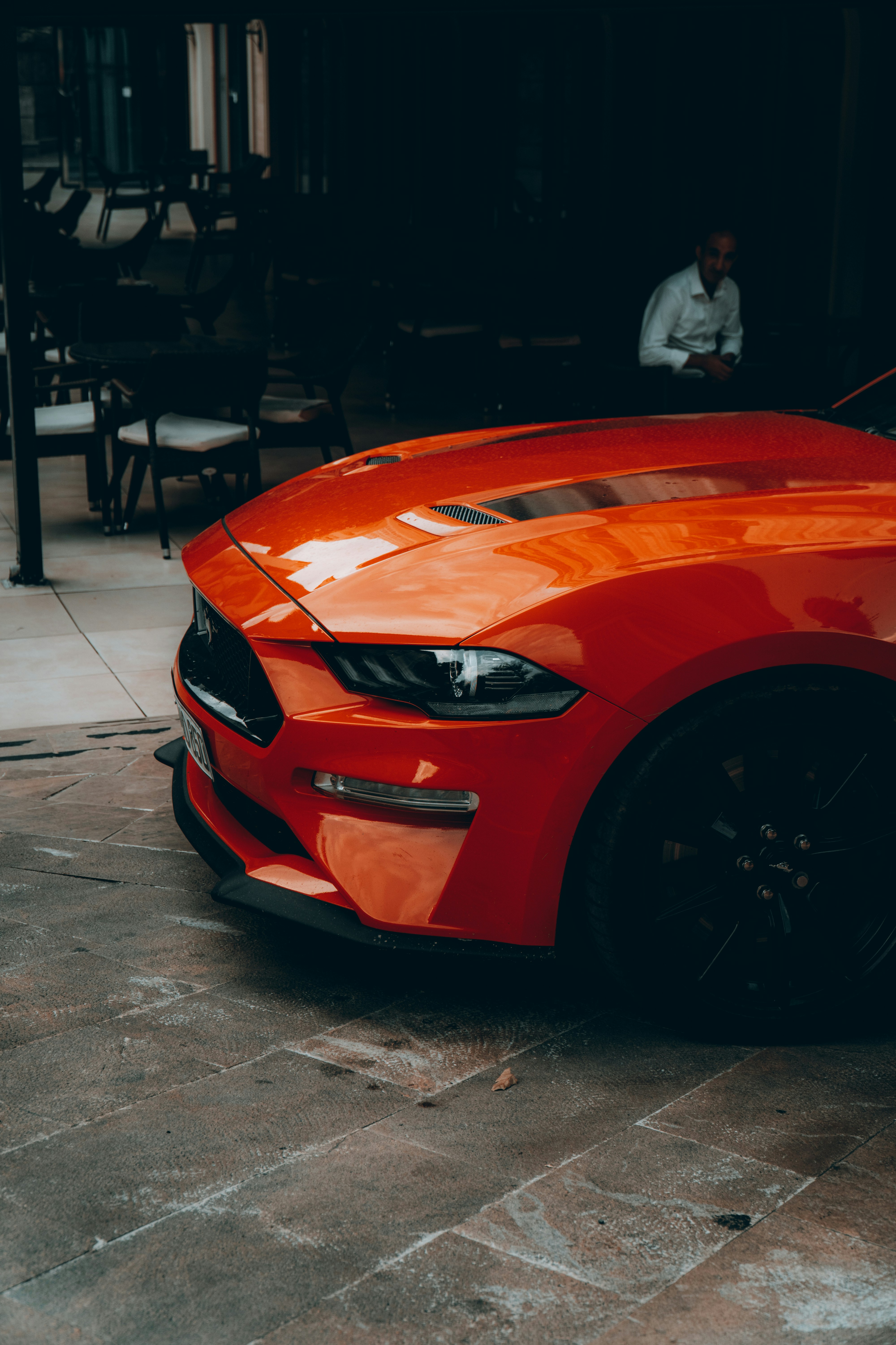 建物の前に停まっている赤い車