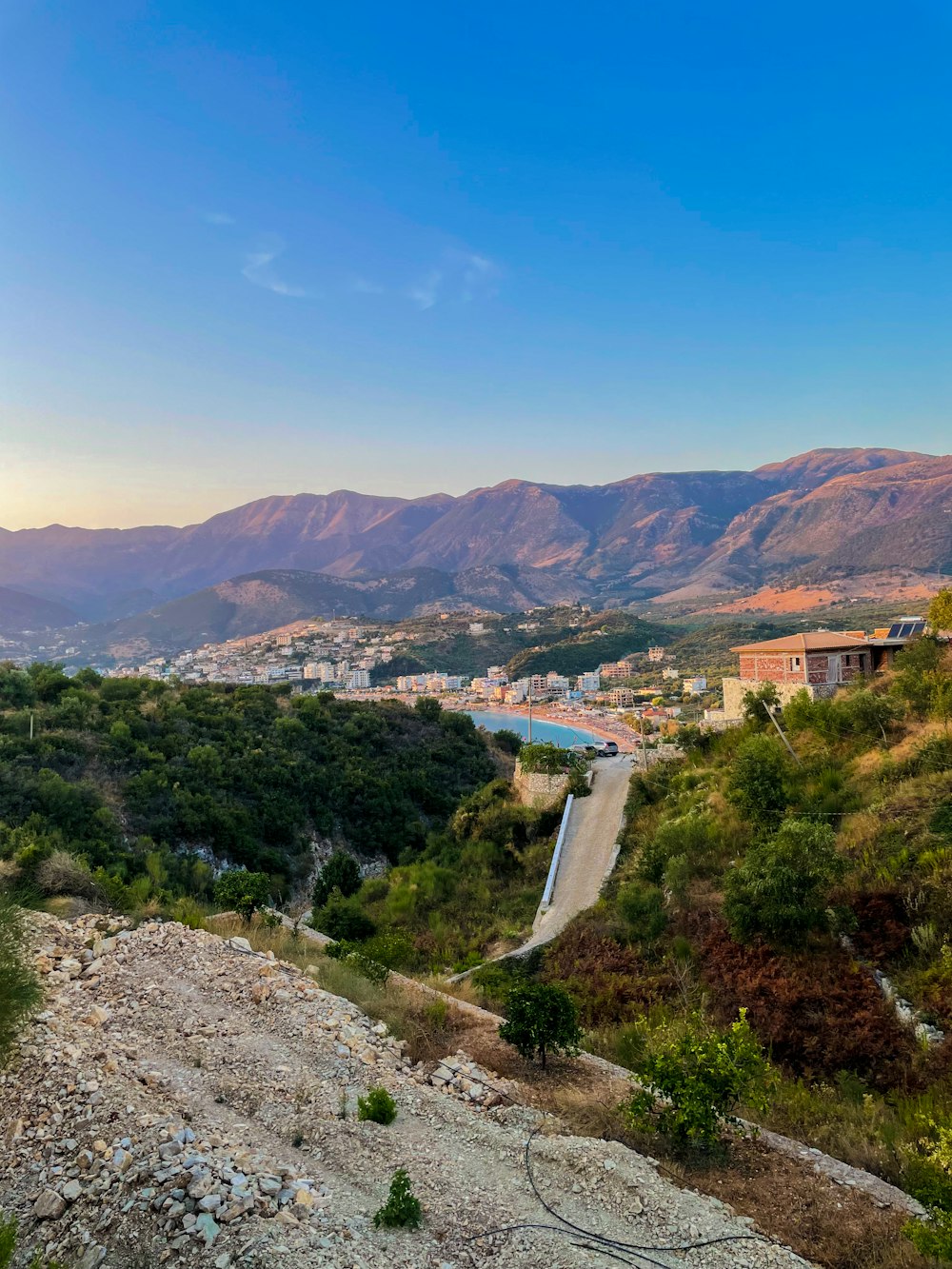 une vue panoramique d’une ville et de montagnes