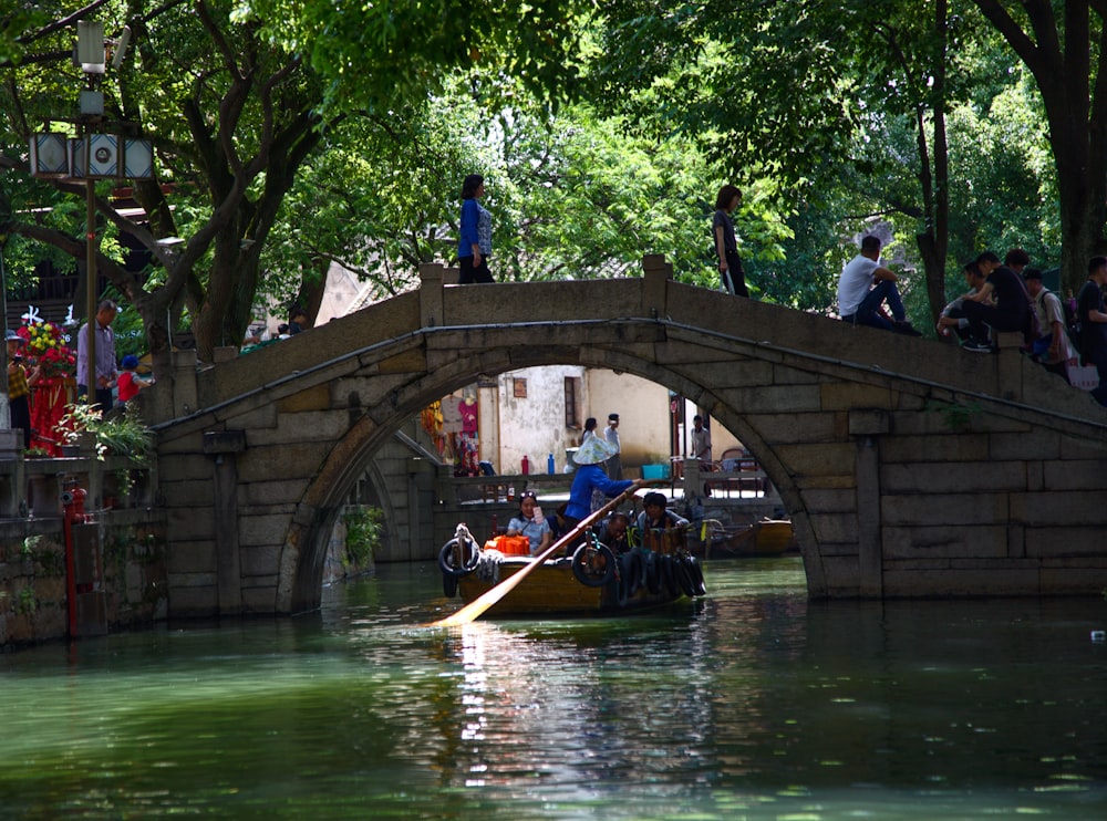 um grupo de pessoas andando de barco por um rio
