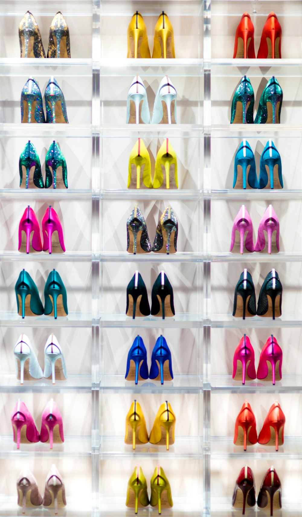 une vitrine remplie de chaussures de couleurs différentes