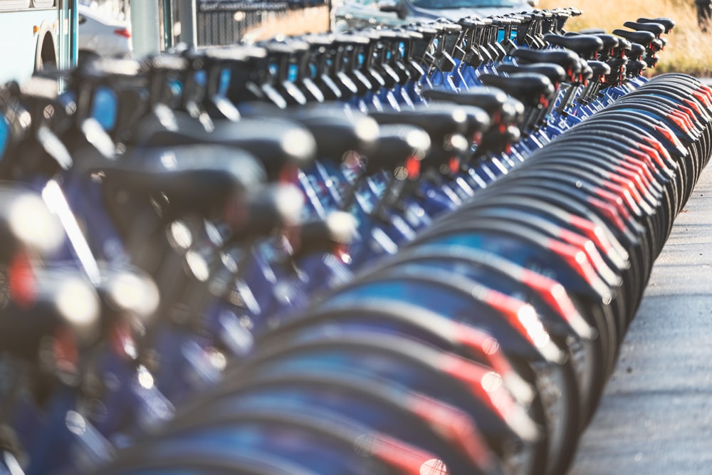 una fila di biciclette parcheggiate una accanto all'altra