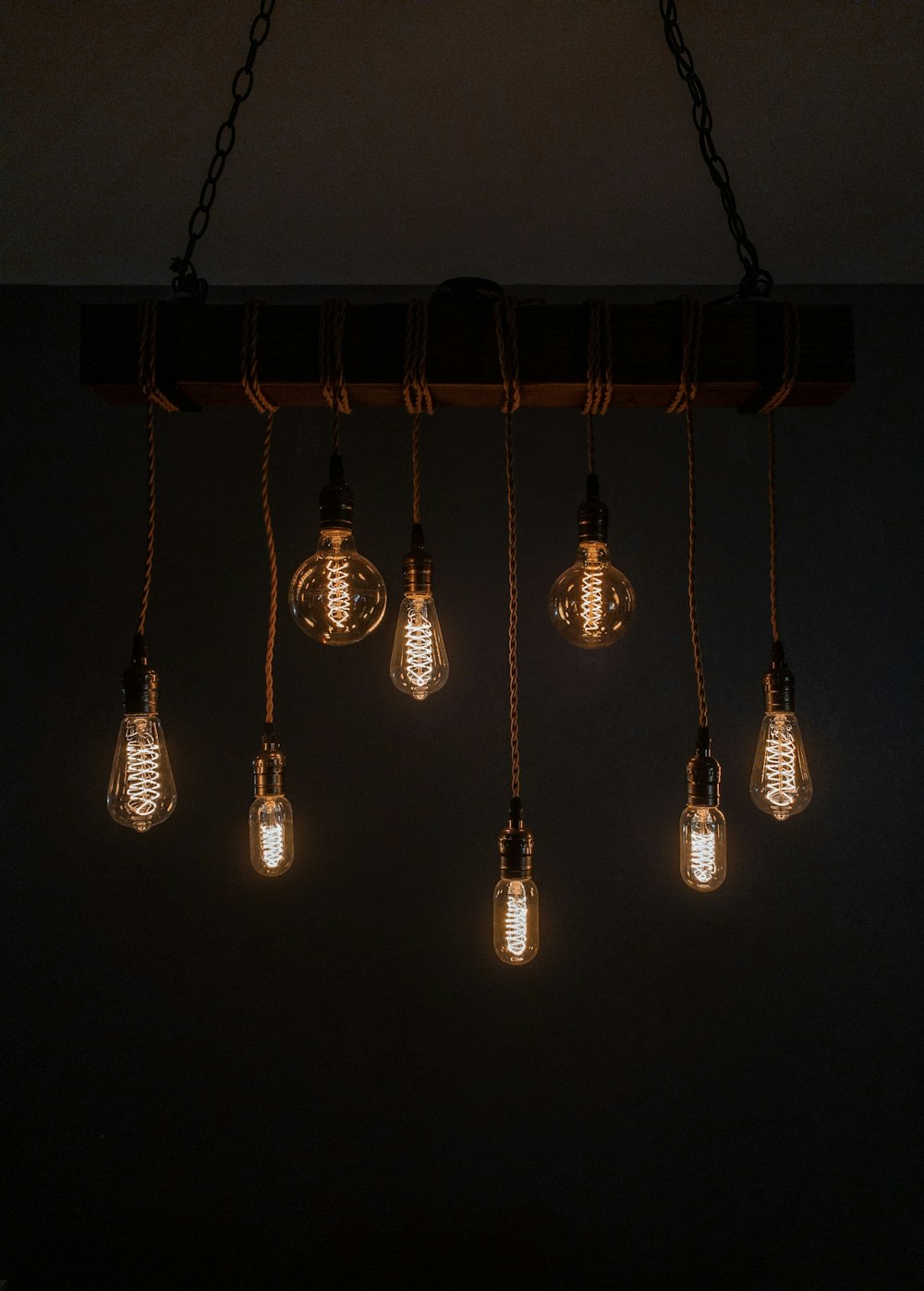 a bunch of light bulbs hanging from a light fixture