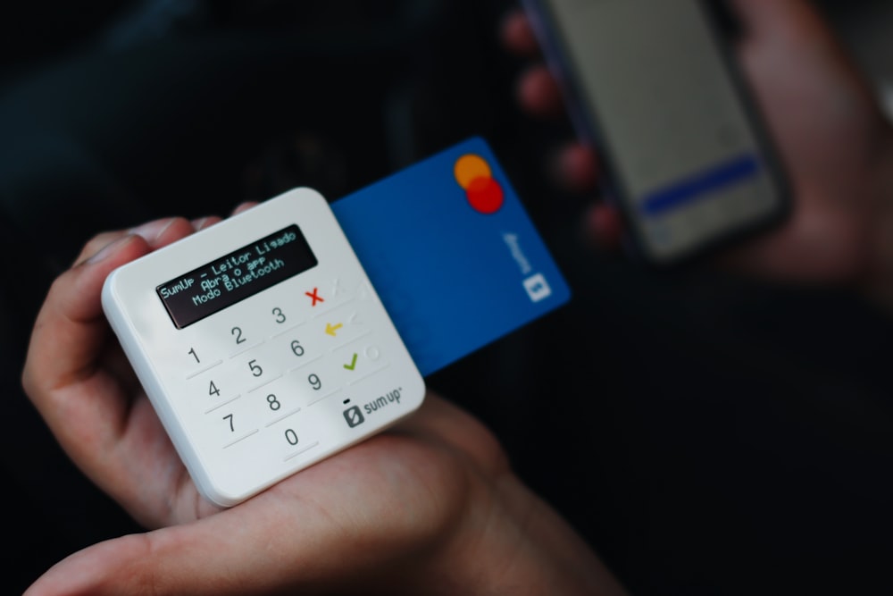 una persona con una tarjeta de crédito y un teléfono celular