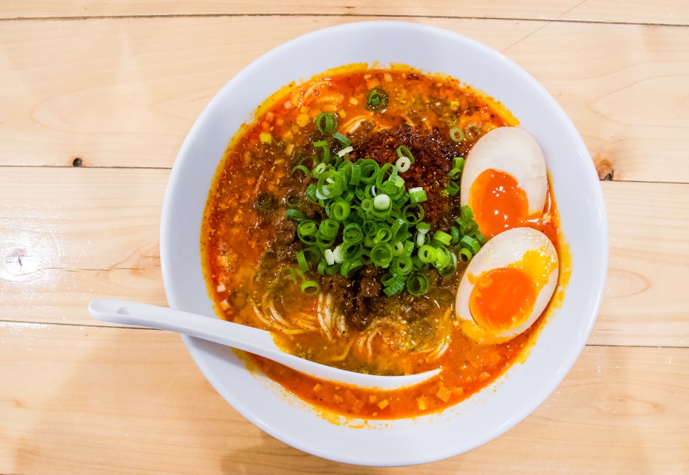 un plato de sopa con un huevo encima