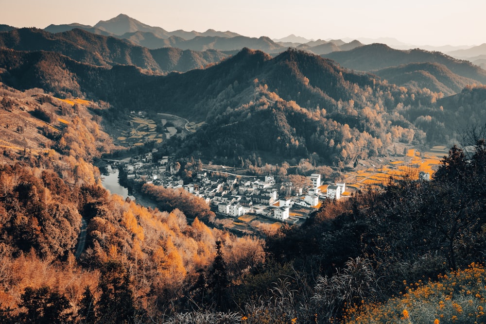 una vista panoramica di una città circondata da montagne