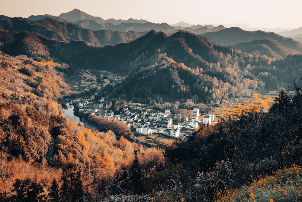 une vue panoramique d’une ville entourée de montagnes