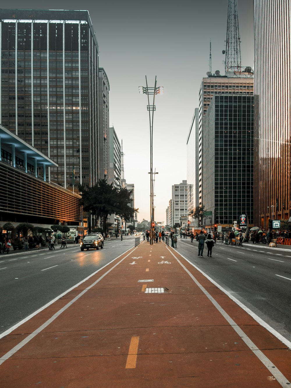 Eine Stadtstraße mit hohen Gebäuden und hohen Wolkenkratzern