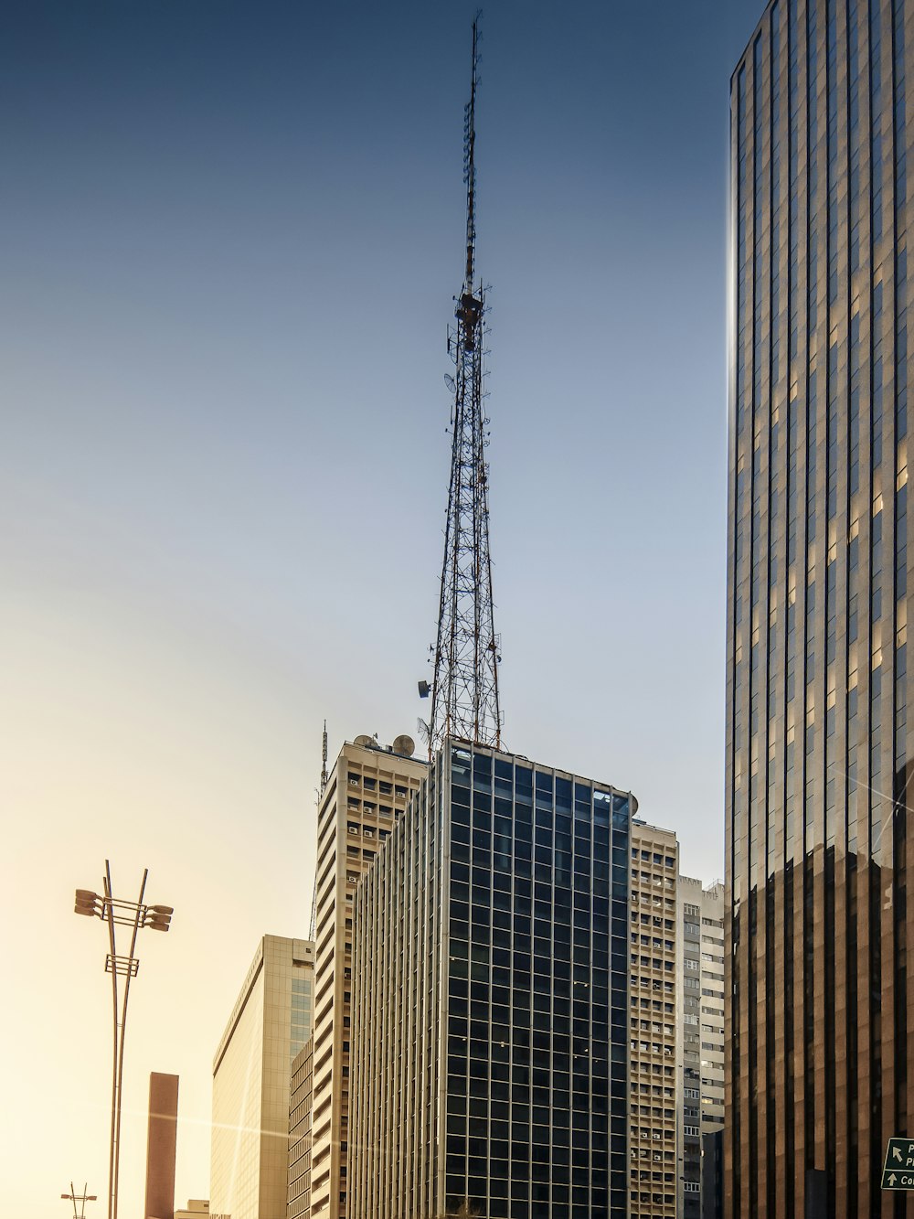 Un edificio alto con una torre radio in cima ad esso