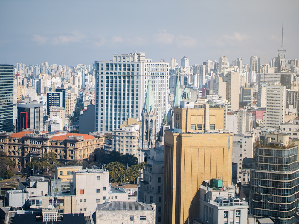 Blick auf eine Stadt mit hohen Gebäuden