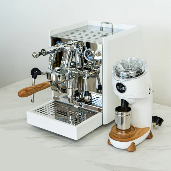 เครื่องชงกาแฟวางบนเคาน์เตอร์สีขาว